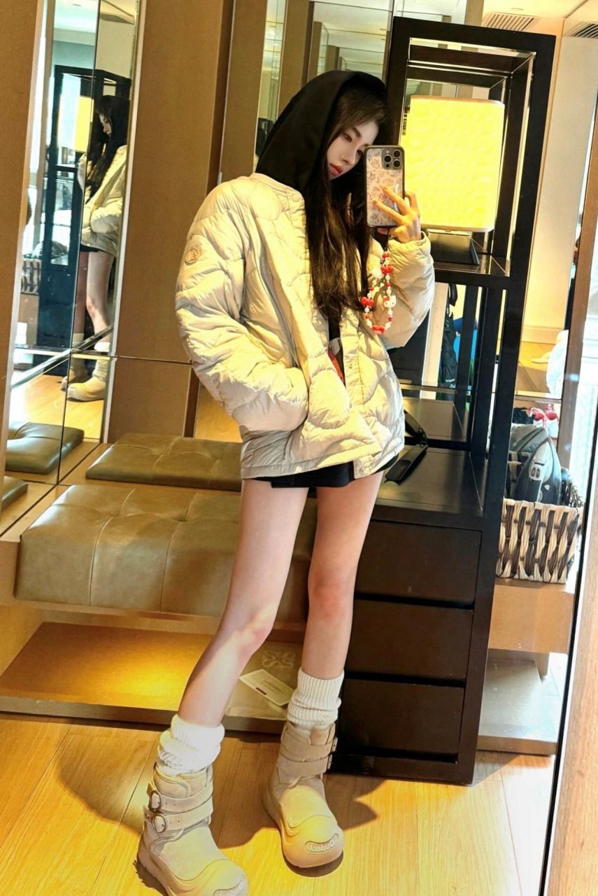 鞠婧祎冬日穿搭  谁能想到,轻量羽绒服搭配下半身消失法穿搭,竟如此
