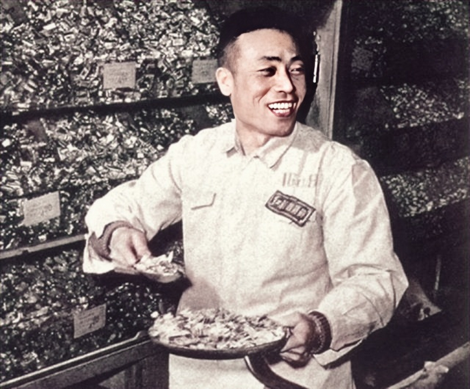 60年代,北京,张秉贵正在工作时的照片,他当时在北京百货大楼当柜台员