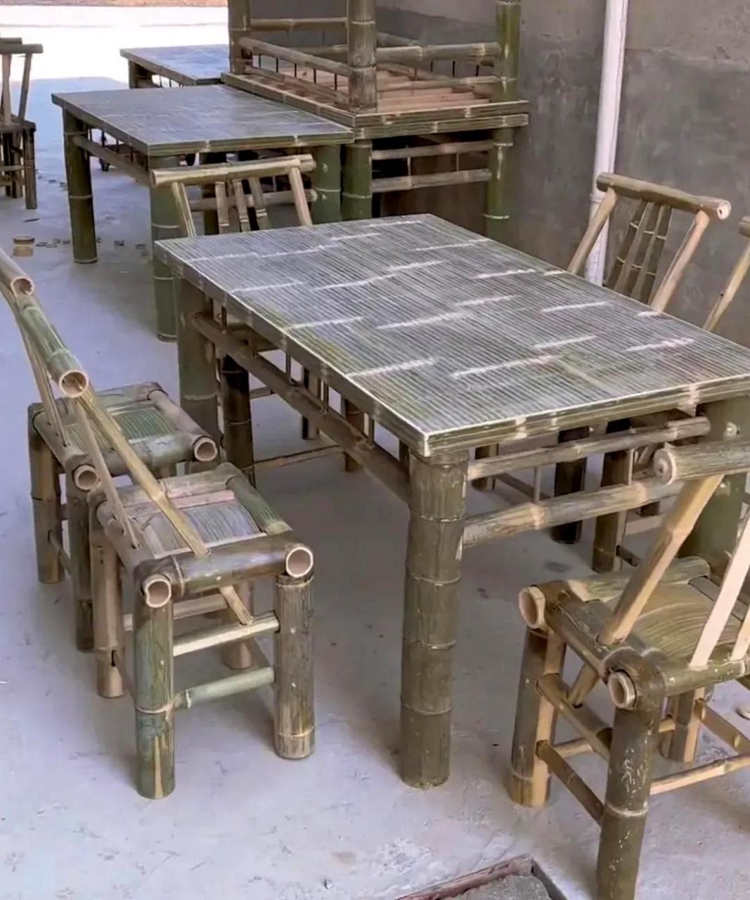 这位农村手艺人制作的竹凳和竹桌子真是一流,可惜现在已经很少有人能