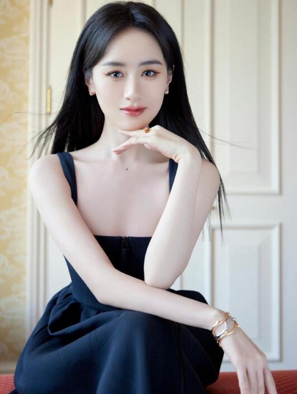 袁冰妍,明眸善睐,柳眉杏眼.