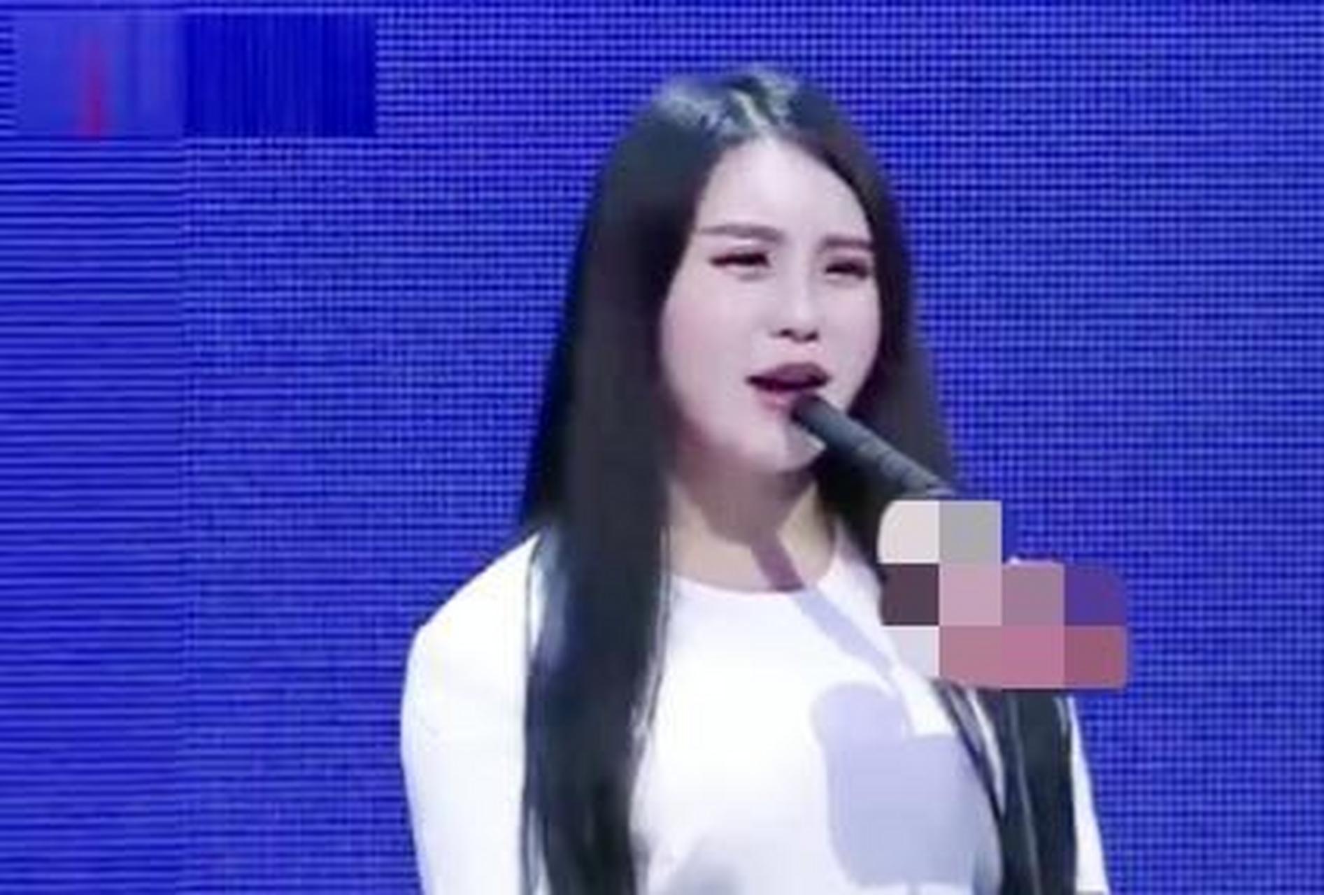 最后,男嘉宾愤怒的转身离开,留下孟瑶