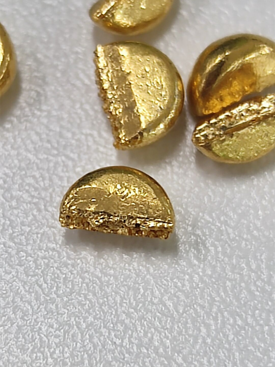 现在网上大批的的添加了钨,铼,镍的假黄金混入市场,大部分都福建