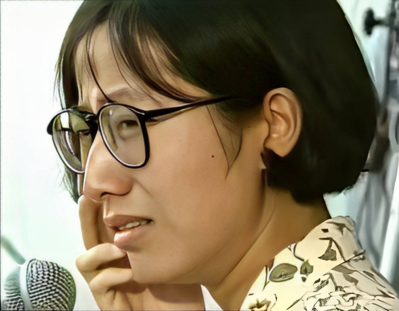 "1996年,小女孩用酸液蒙住眼睛,旁边的女人笑了笑,转过身去.