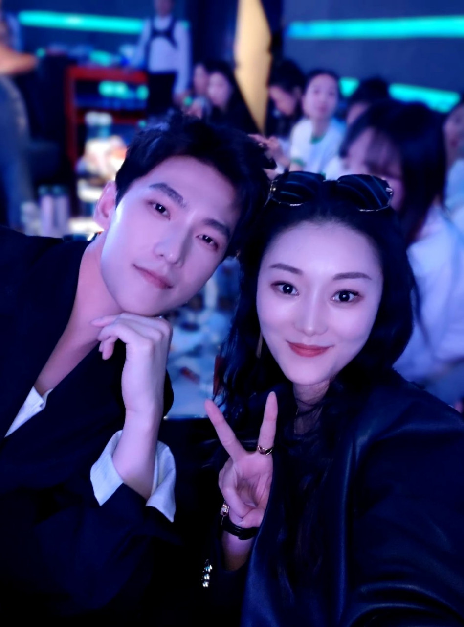 杨洋军艺同学会聚餐合照,军艺03班颜值都扛扛的抗打.