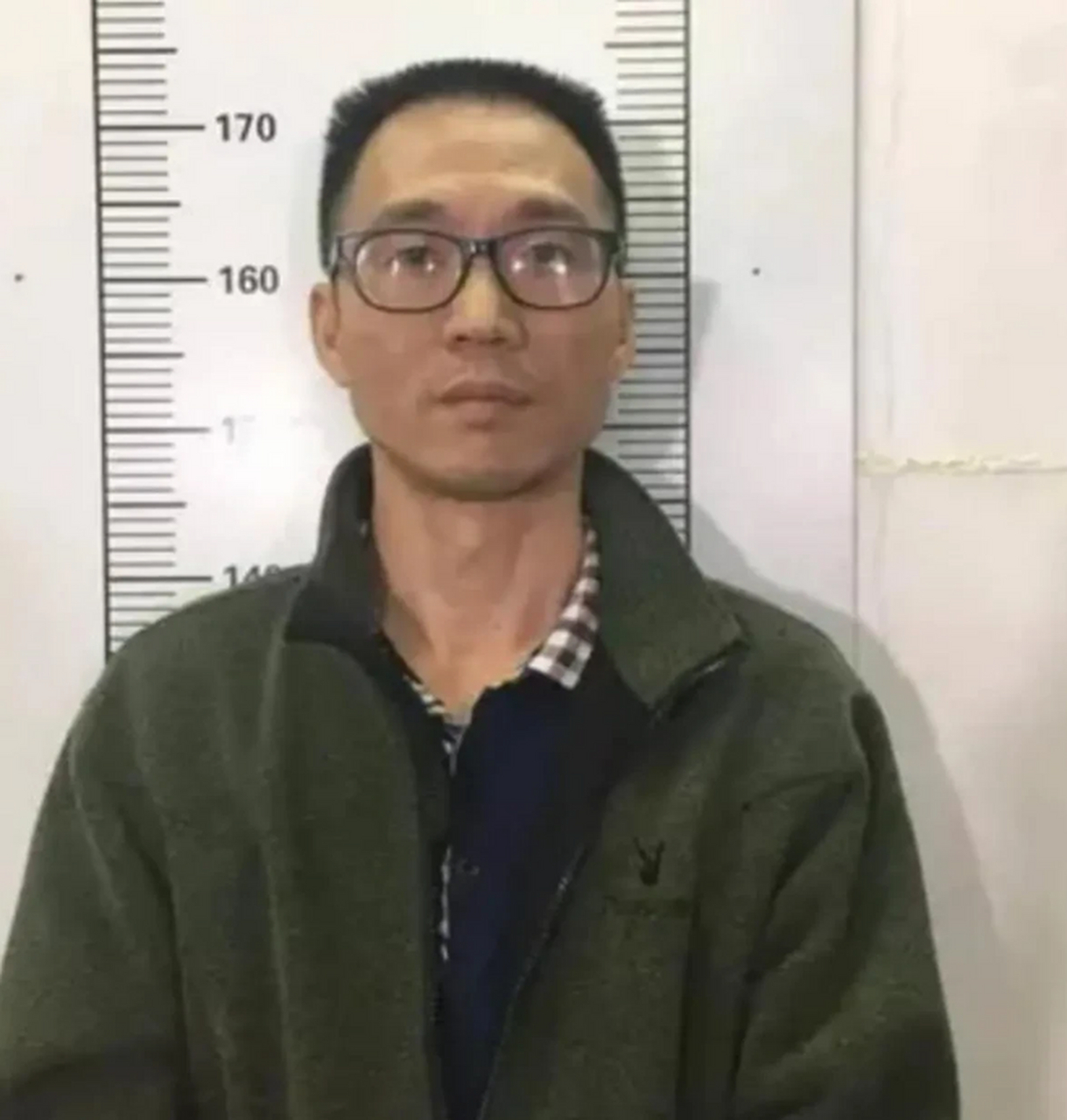 1995年,家境优渥,事业有成的陈恂敏,为了追求"刺激",策划抢劫了一辆运