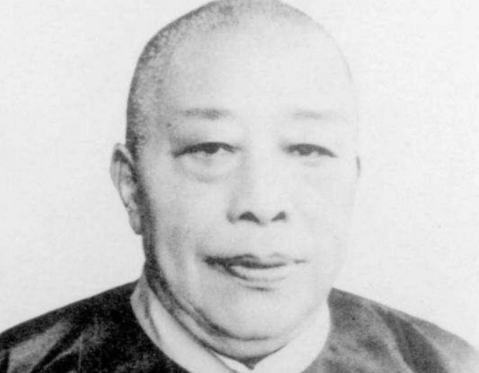 上海青帮老大黄金荣喝醉了酒,抓住一个乞丐就问:"上海滩的三位大亨,你
