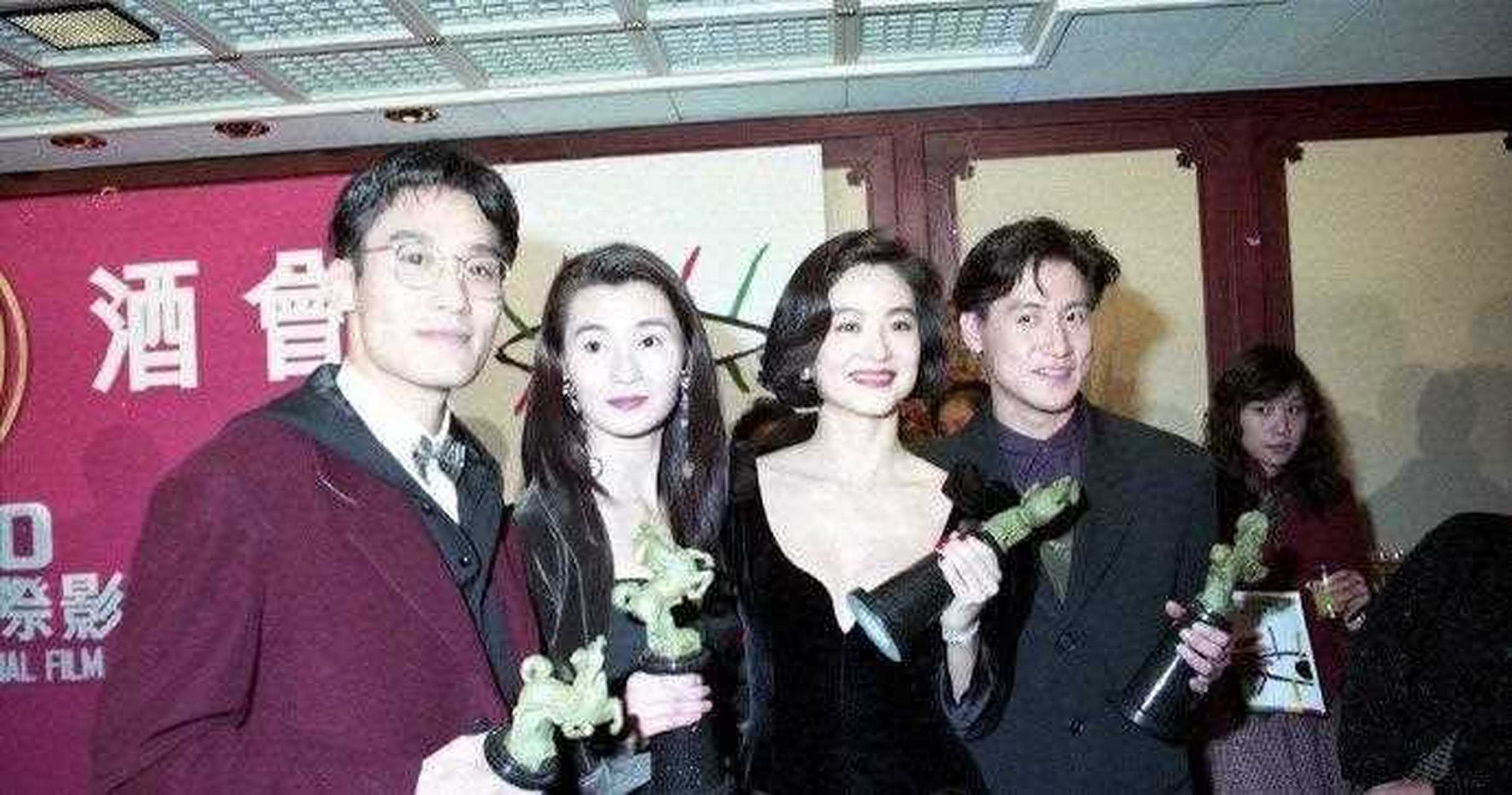 值得一提的是,梁家辉凭借《爱在他乡的季节》斩获影帝