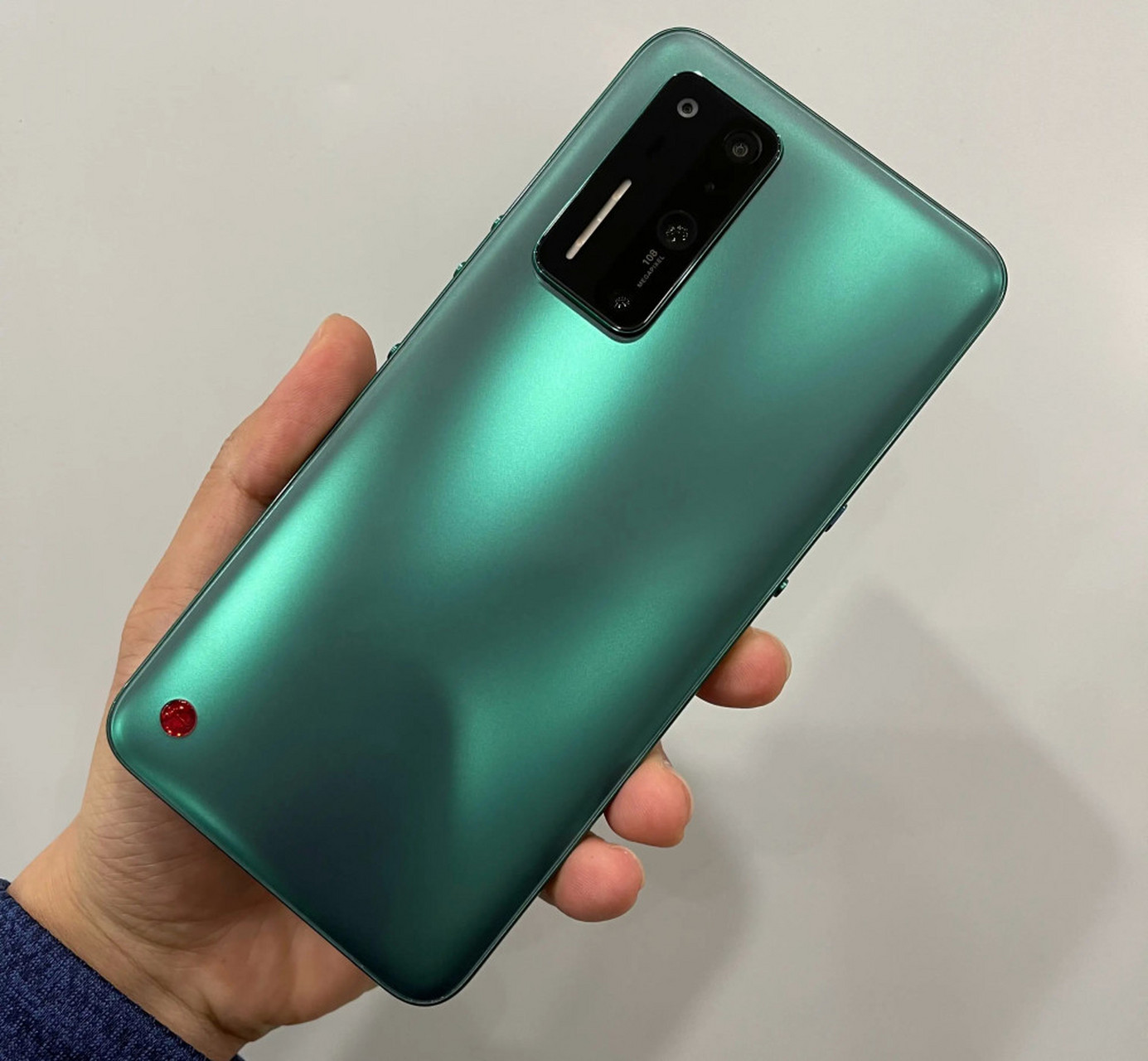 坚果r2手机开始新一轮促销,8 256g到手价2449元,赠送30天无忧退服务和