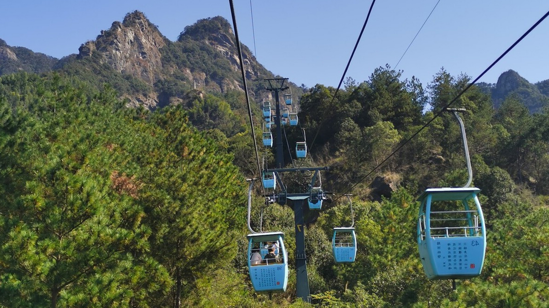 立冬时节,庐山秀峰层林尽染,游客乘坐缆车俯瞰风景,雄奇俊秀的山峰