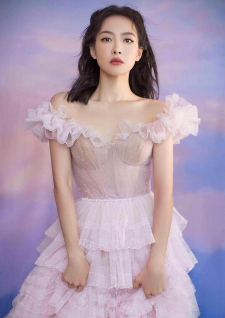 绝美女神#宋茜# 精致立体的的五官,肤白貌美的容颜,丰满傲人的事业线