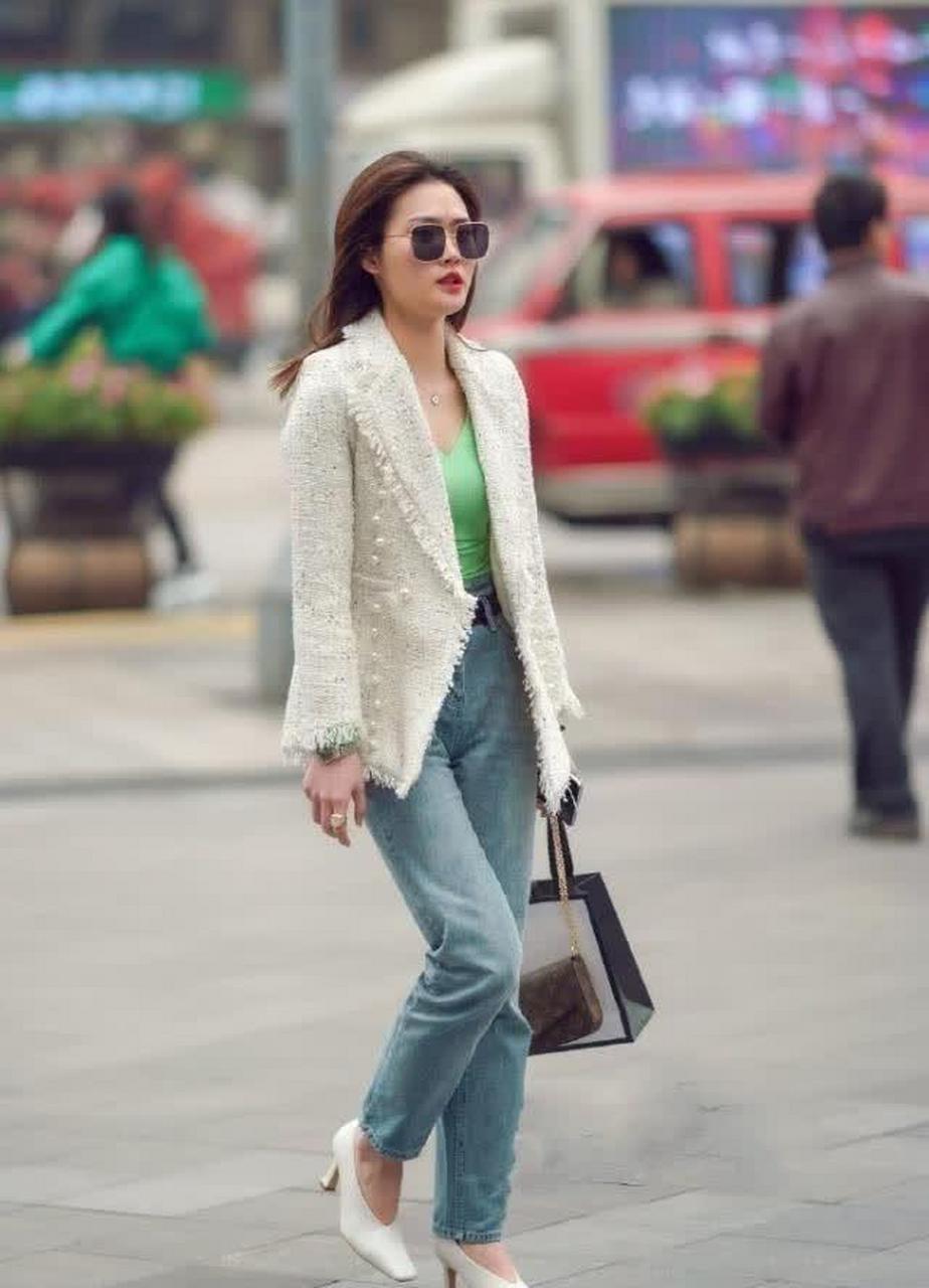 炸街穿搭,小姐姐搭配恨天高的高跟鞋,显精神又很减龄