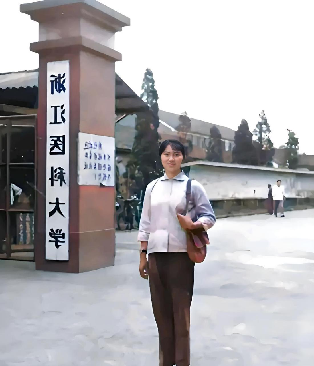 照片摄于1970年,是李兰娟院士年轻时在浙江医科大学门前的老照片!