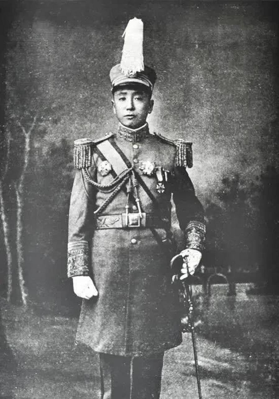 1906年,时任奉天巡防处总办的张锡銮精于骑射,有"快马张"之称.