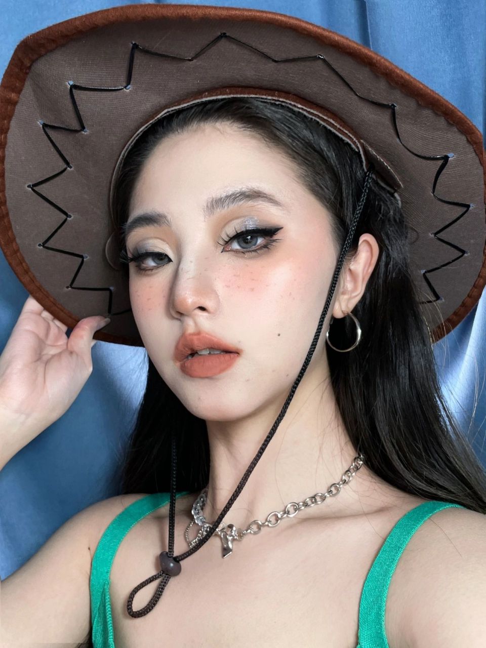 精神小妹浅尝下截断眼妆 能被美女夸夸么今天画了一个烟熏深蓝又 酷又