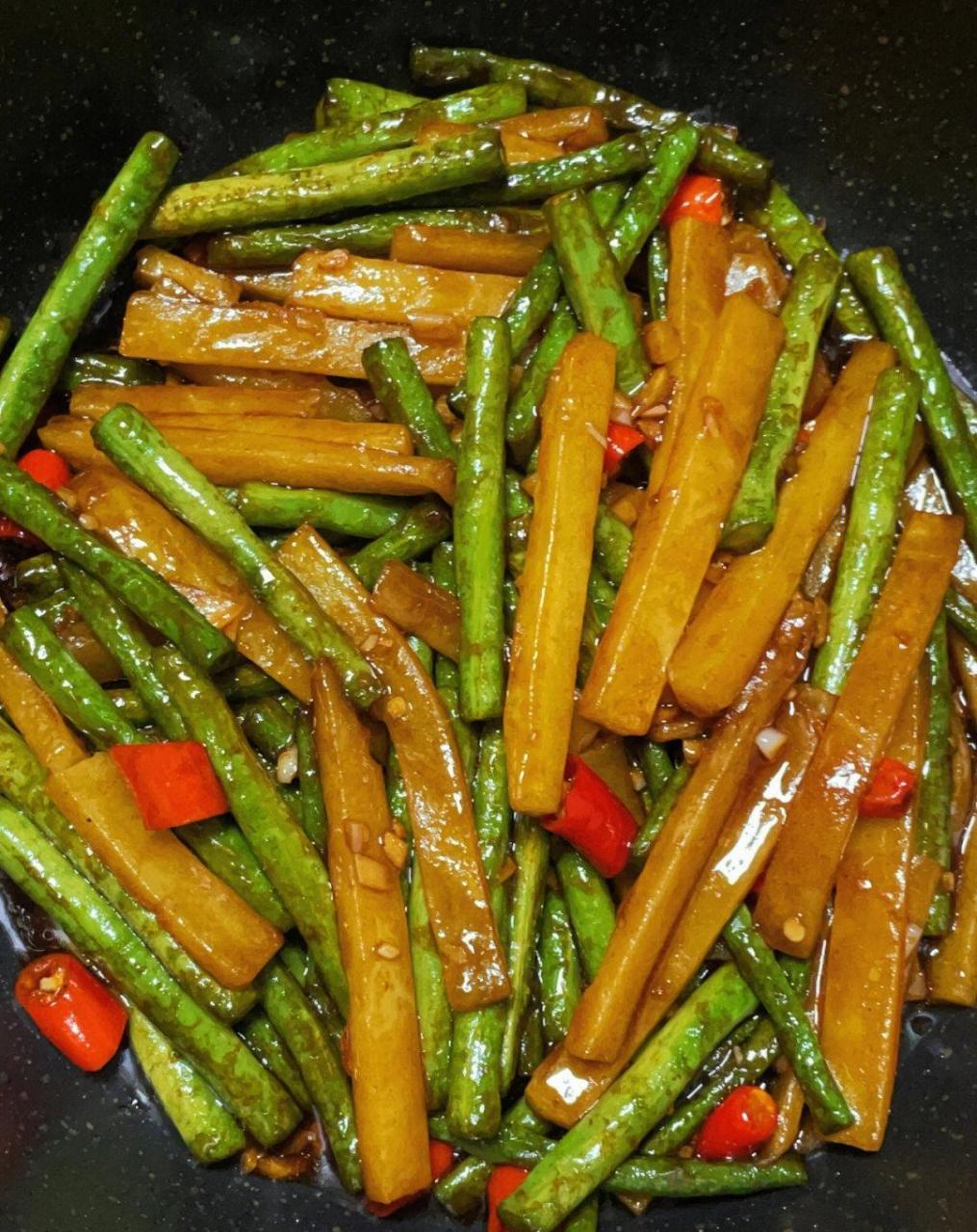 材料:豆角,土豆,蒜,小米辣 酱汁:2勺生抽,1勺老抽,1勺蚝油,少许盐