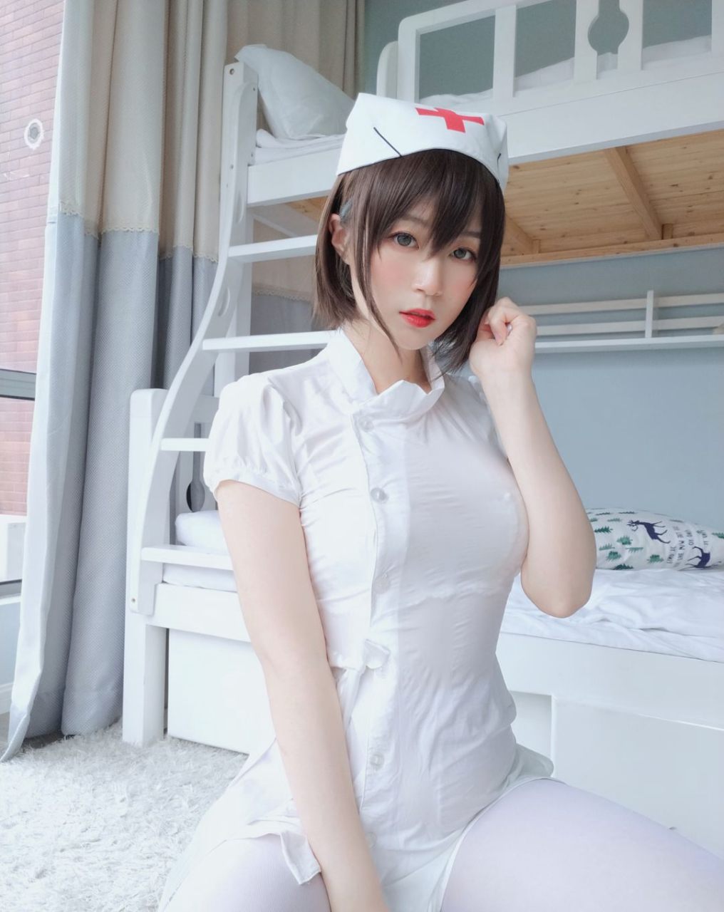 短发美女宿舍性感护士装写真合集