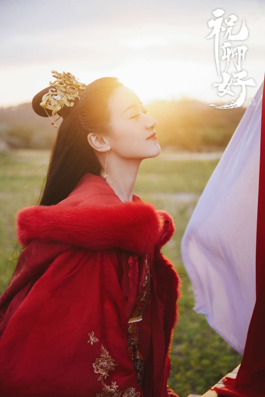 凤冠霞披的郡主袁冰妍明媚大气,散发着古典美人的韵味,果然美女和红装