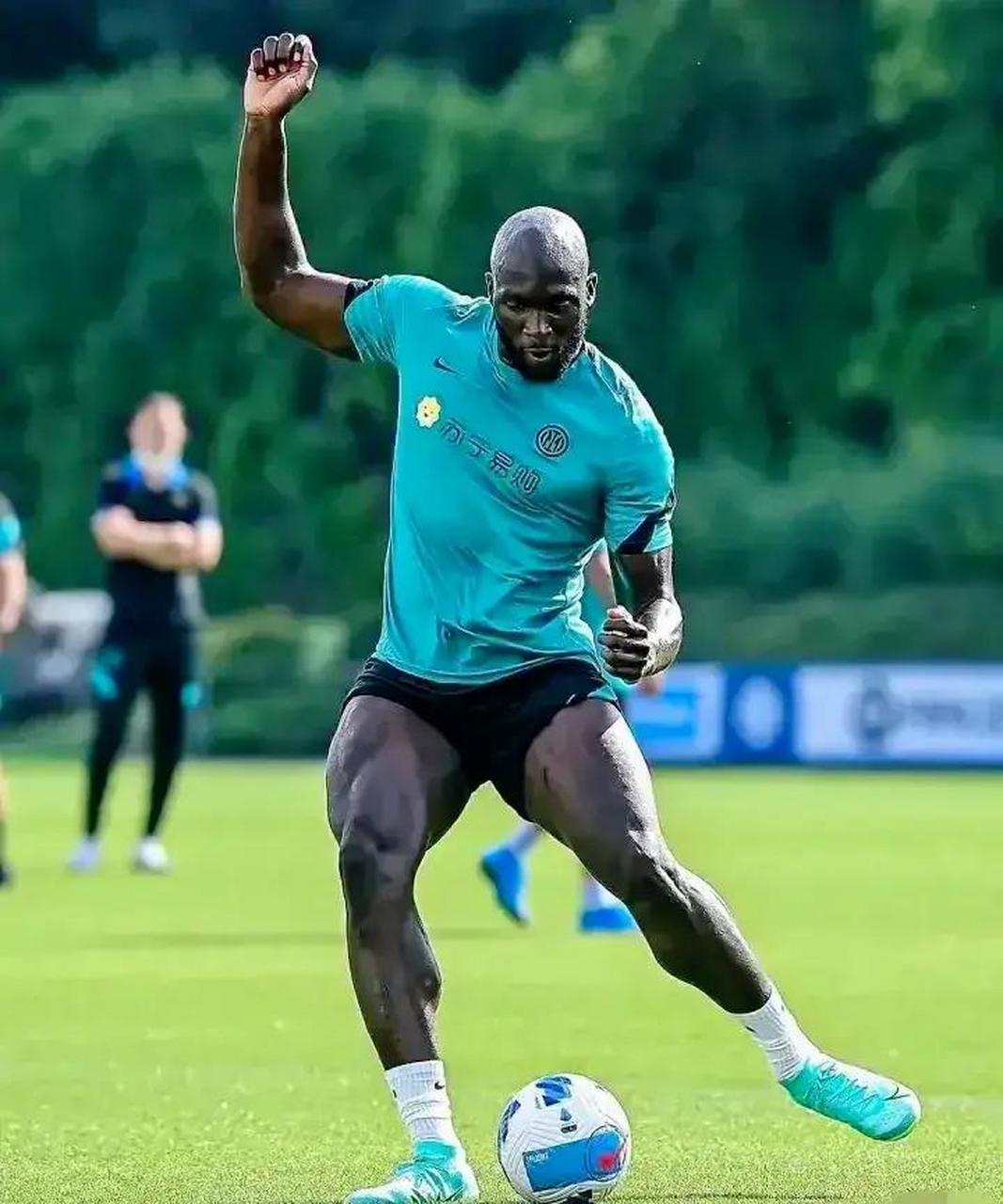 我的天呐,卢卡库这大腿肌肉也太发达了吧!