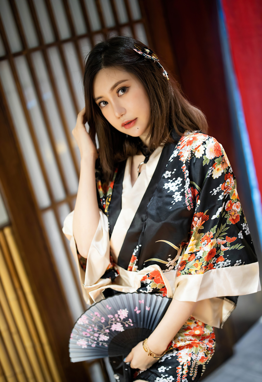 黑色和服搭配性感白色丝袜,婀娜多姿绝佳娇躯别样呈现,御姐气息满屏