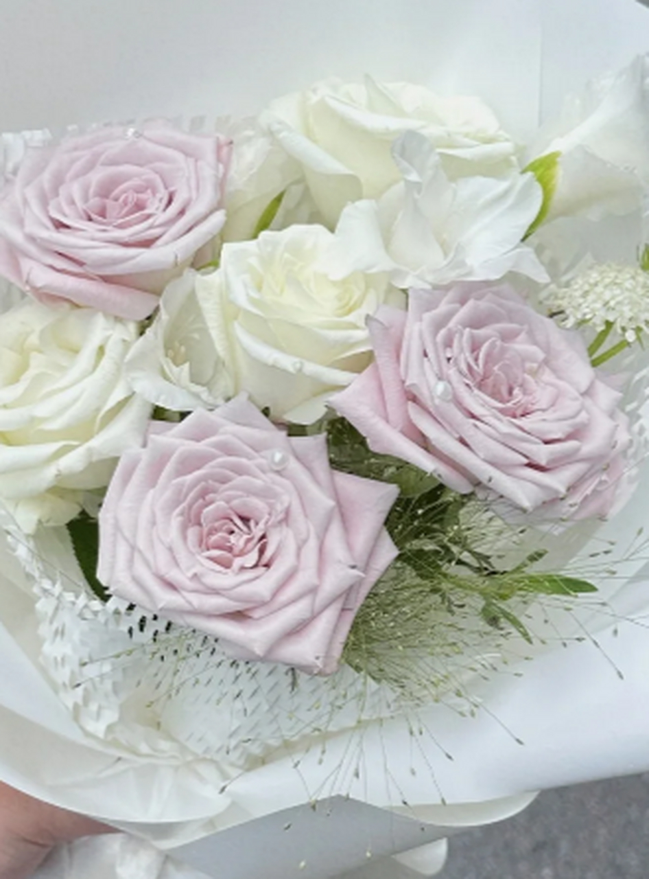 曼塔玫瑰与白玫瑰的浪漫邂逅 在花的王国里,曼塔玫瑰与白玫瑰无疑是