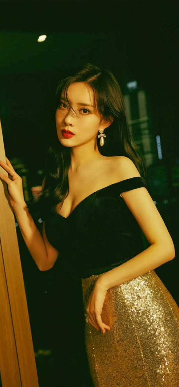 孟子义,深v金色亮片人鱼裙礼服,搭配微卷长发尽显风情,一字肩凸显精致