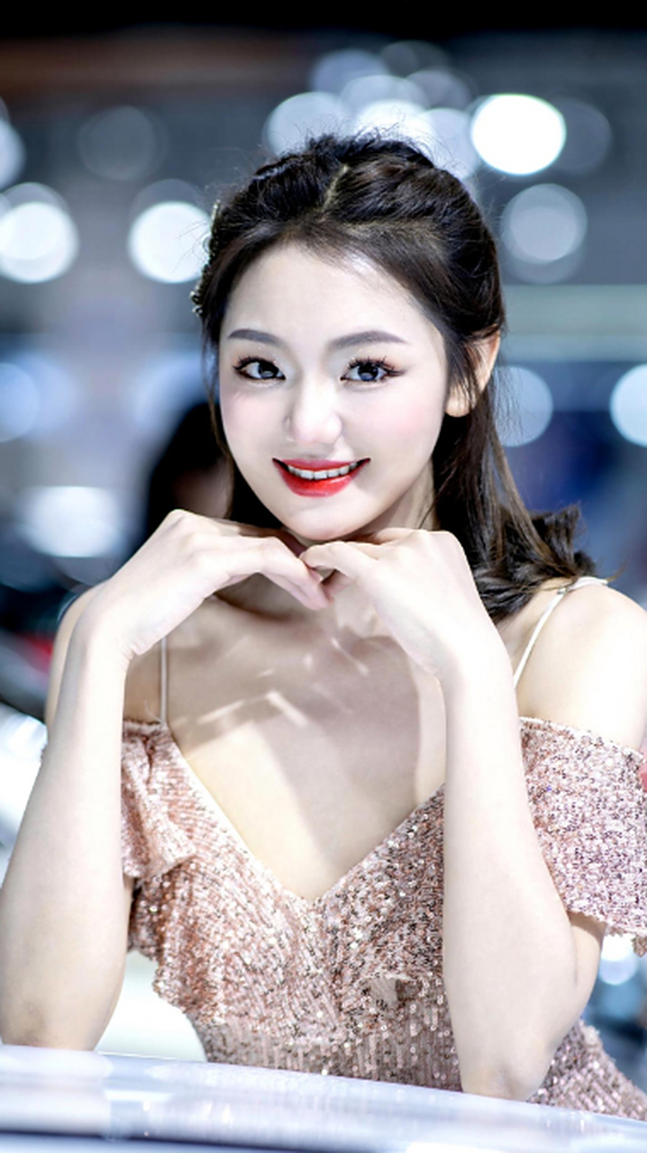 笑容满面的圆脸美女