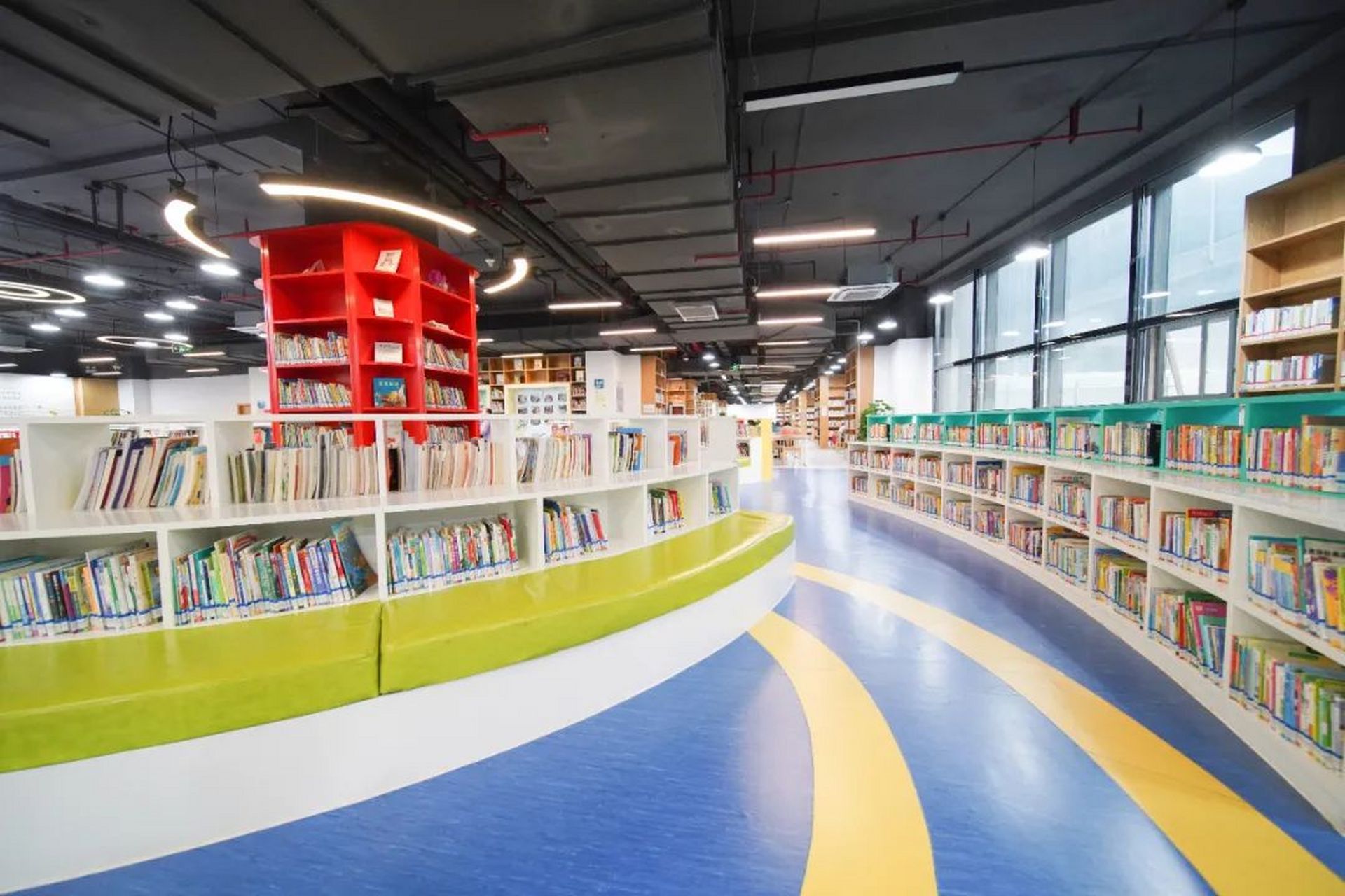 坐落在花果园的南明区图书馆荣获"全民阅读基地"称号.