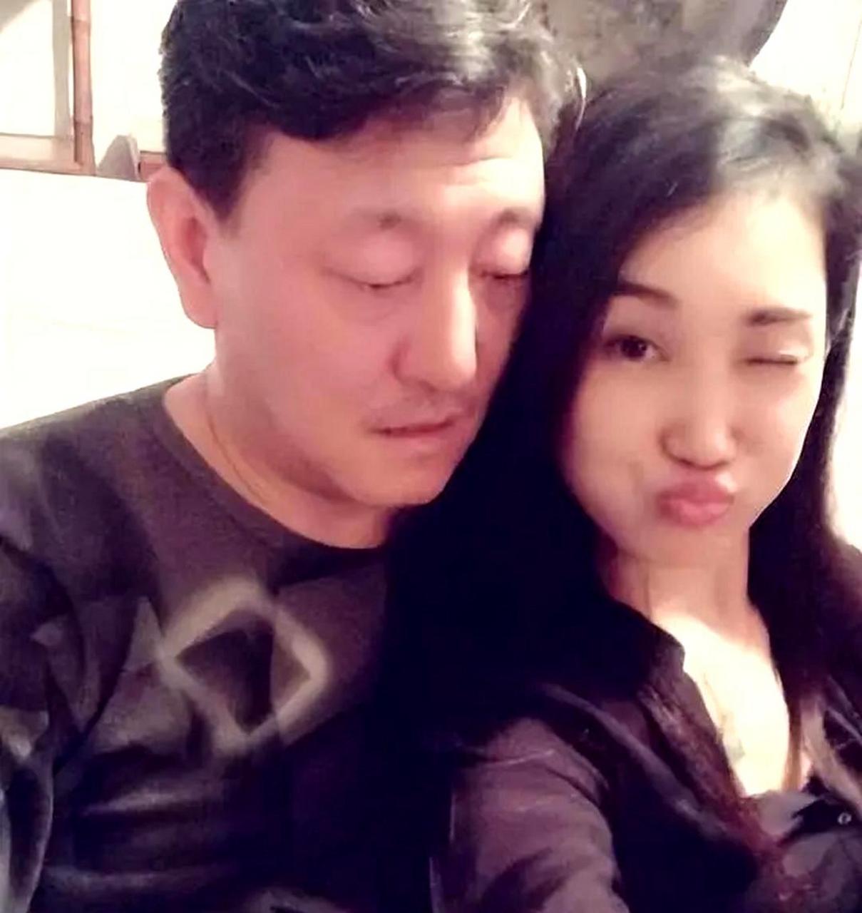 韩磊和小16岁的娇妻同框时,他满头白发像老翁,而妻子肌肤如凝脂般光滑