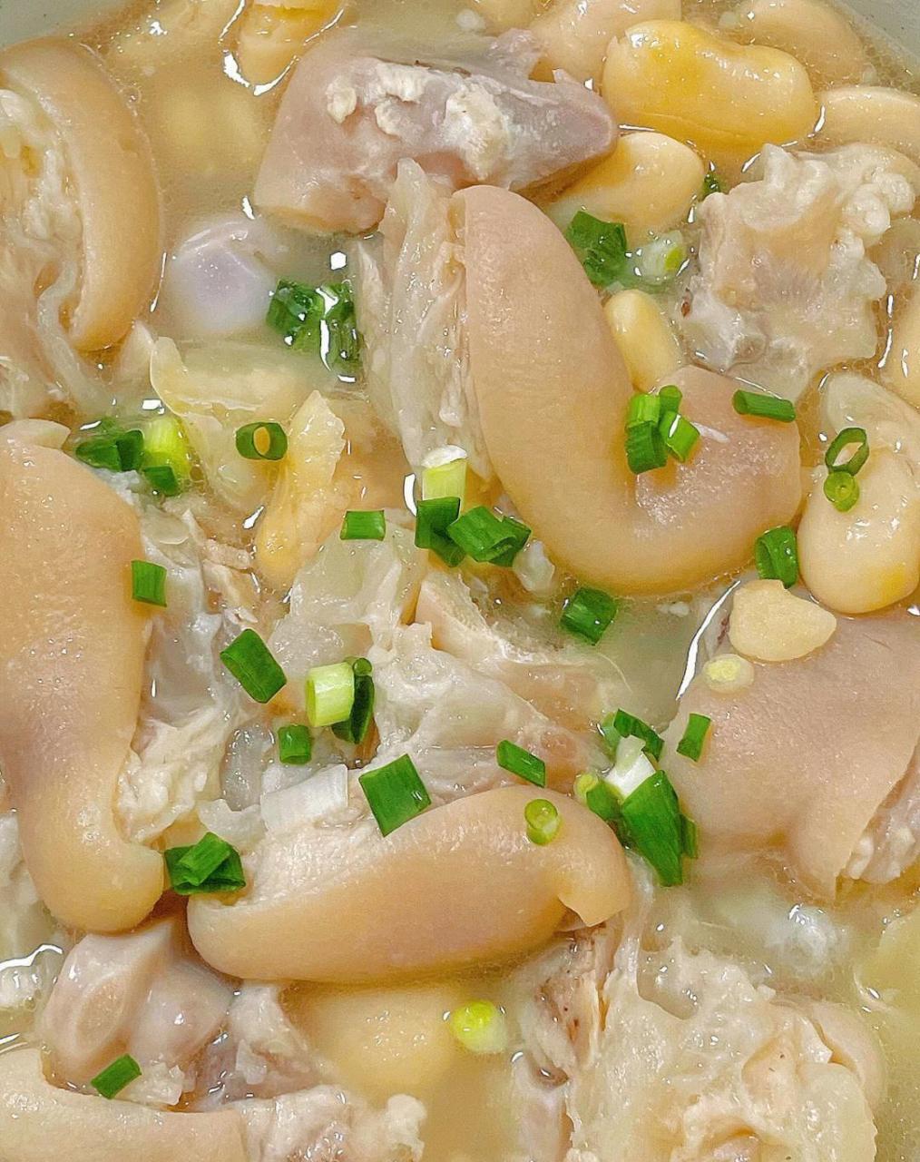 猪蹄放入砂锅中,适量多加入清水,再加一块拍过的老