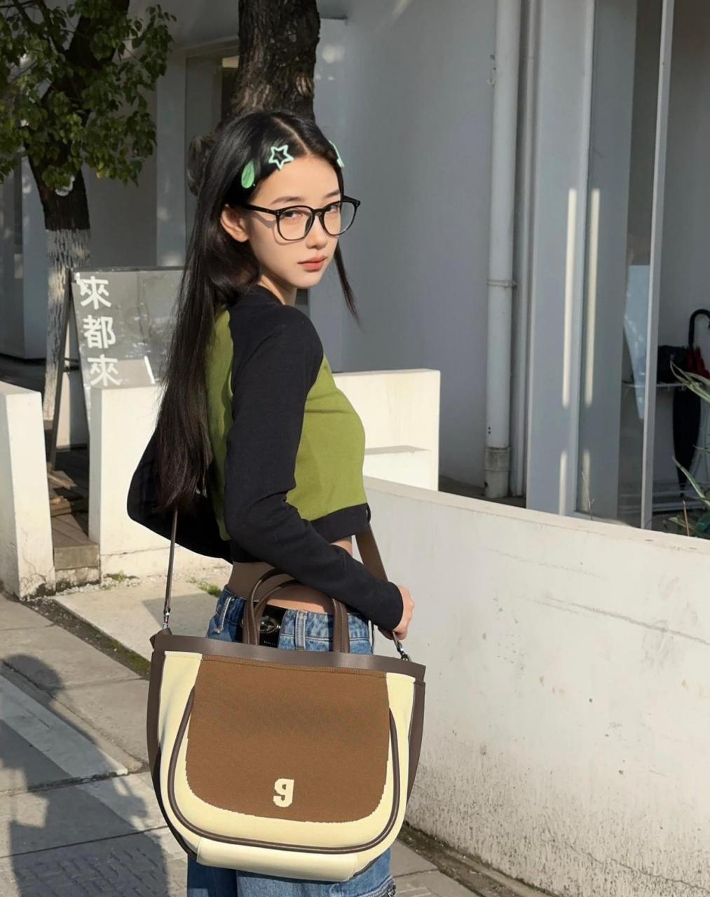 酷妹穿搭风,减龄低腰牛仔裤