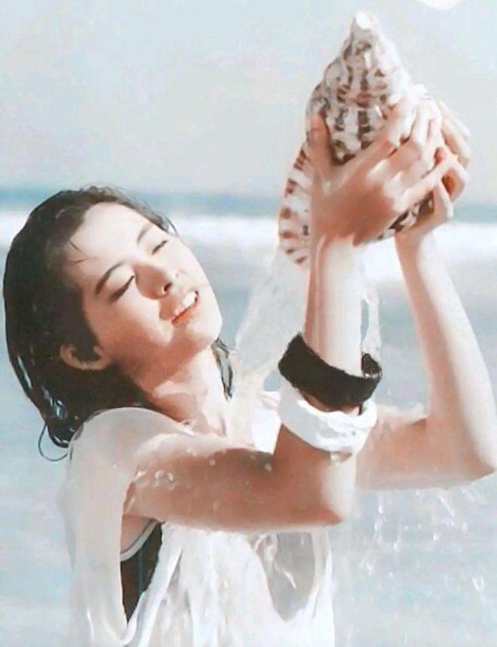 这是一张王祖贤年轻时在海边戏水的照片.