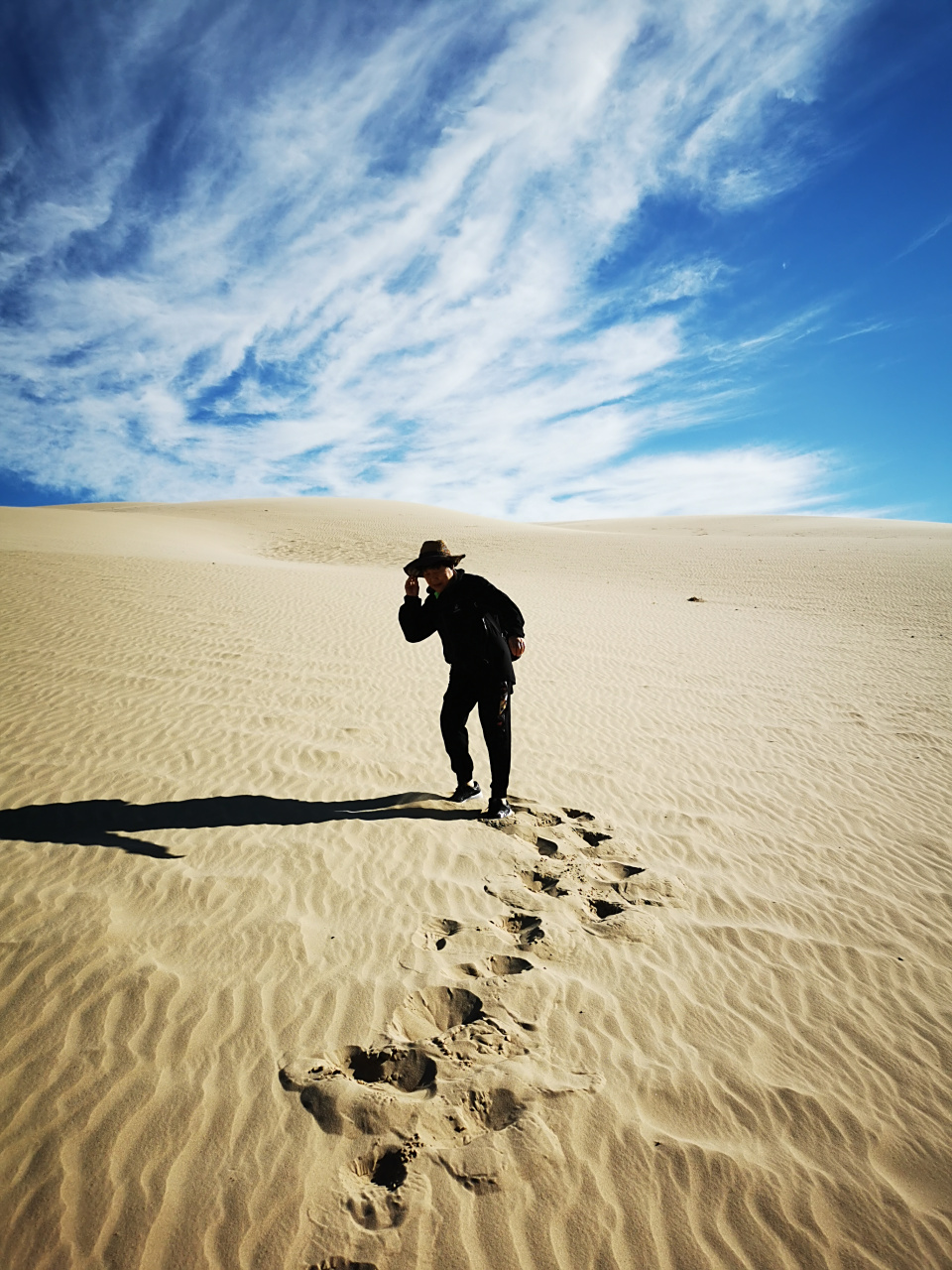 那次带她走过沙漠,穿过草原,来到海边,她是这样玩的: