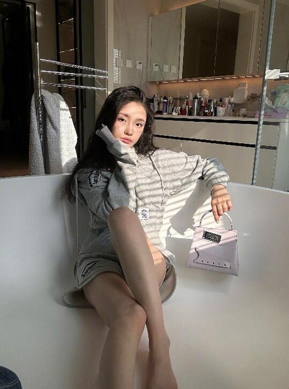 林允,居家服露细腰长腿 坐浴缸里狂凹造型.