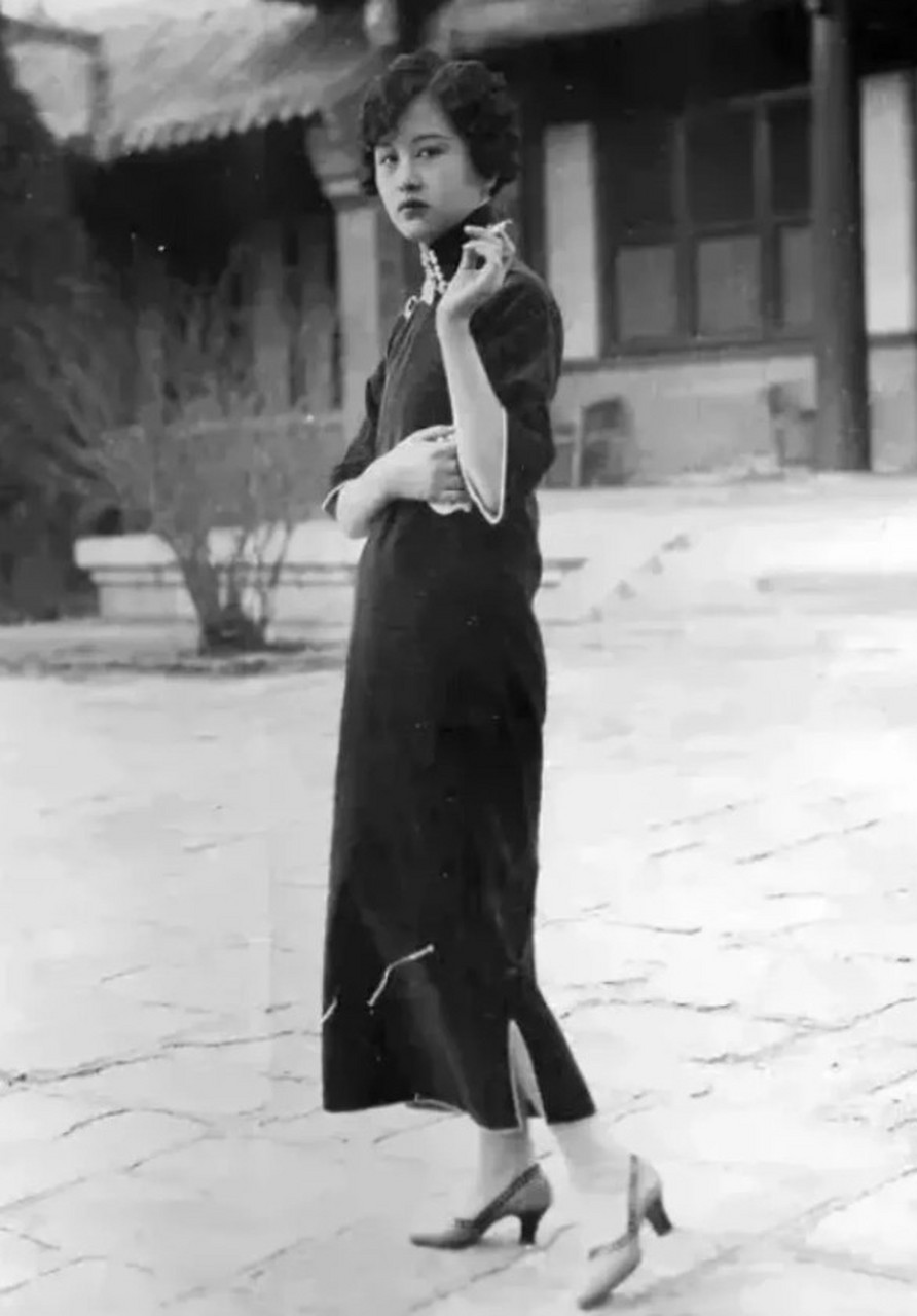 看看民国富太太的旗袍的开叉在哪?