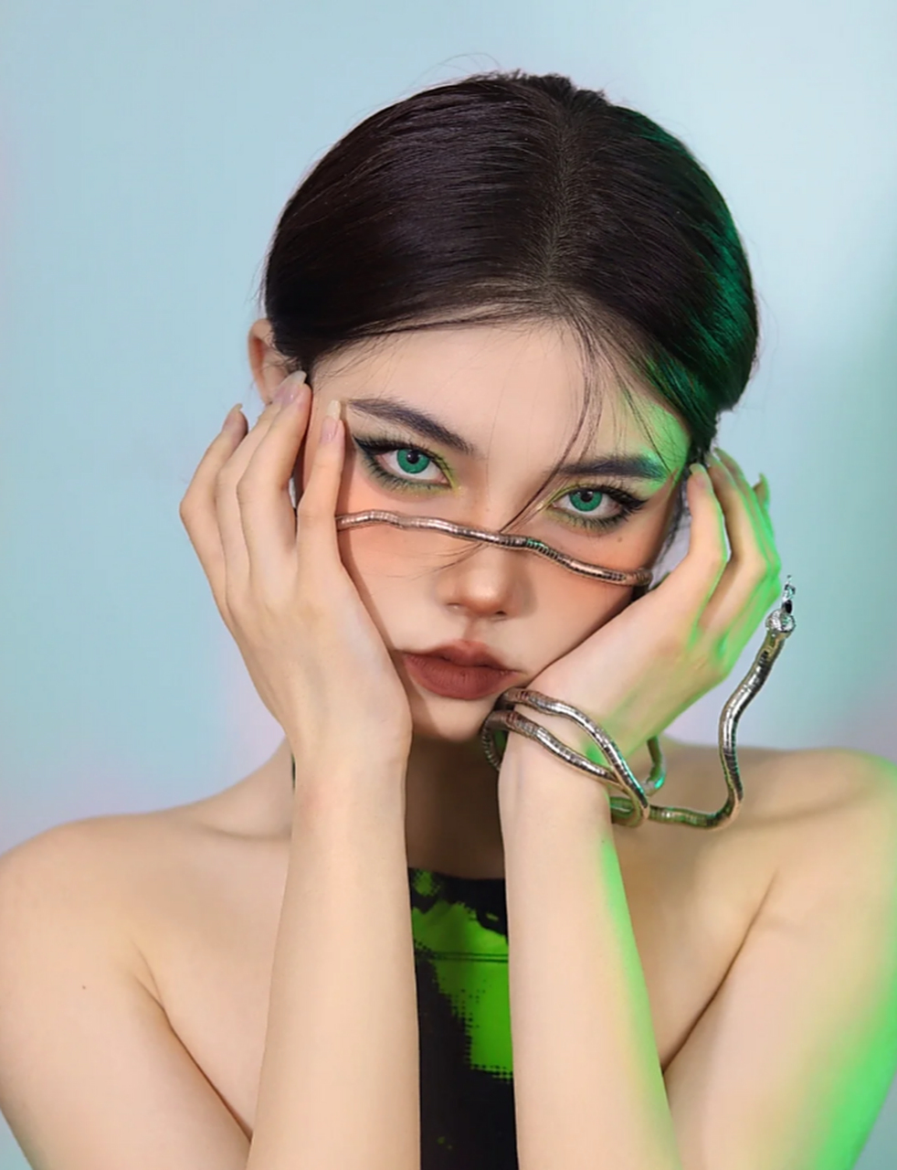 为大家带来一款暗黑系眼妆,整体呈现出蛇系妆容的效果.