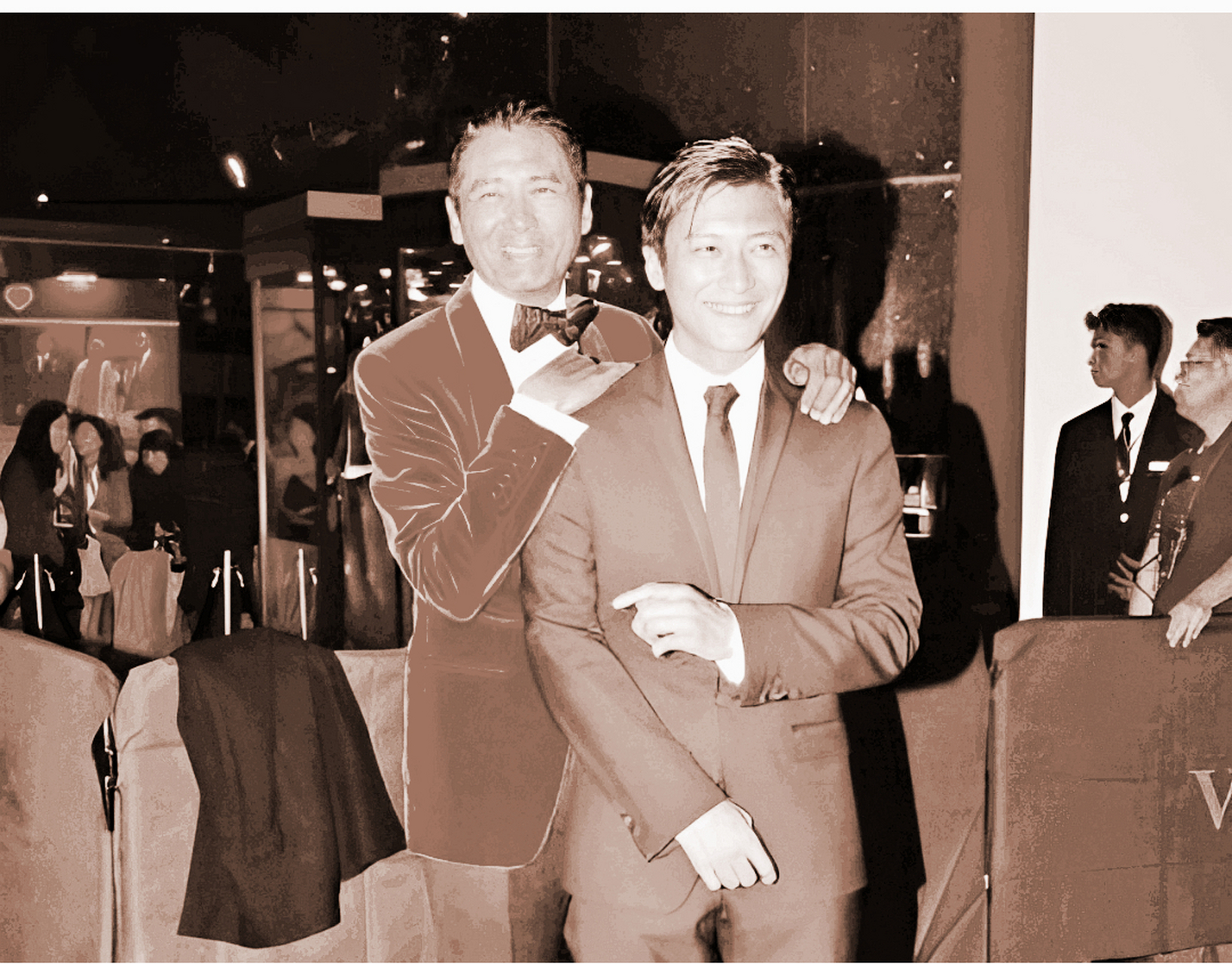 1982年,在外小有名气的周润发拥抱了两岁的谢霆锋.