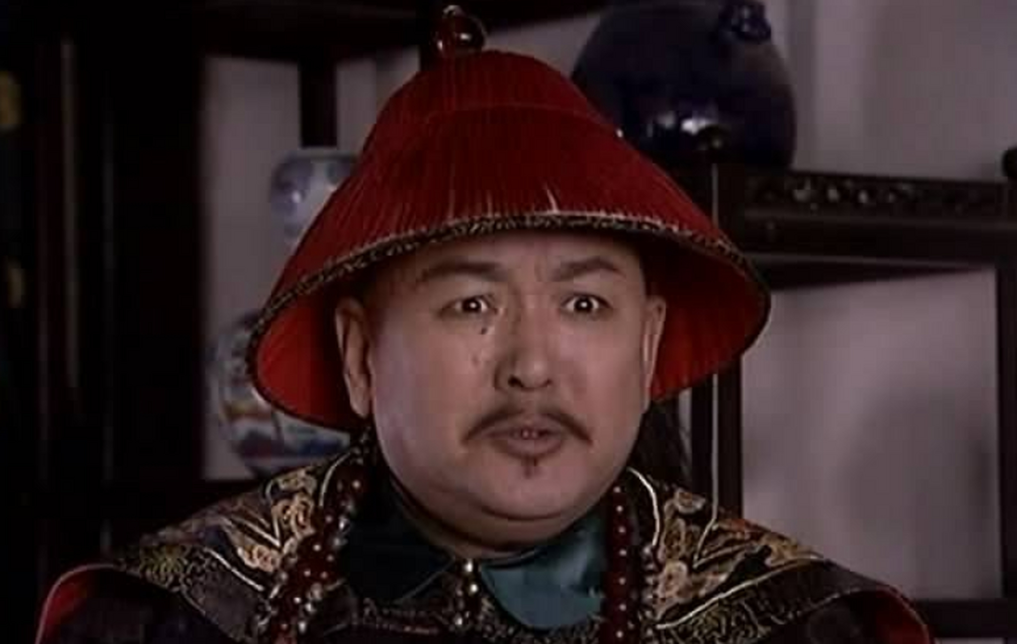 "话音刚落,班布尔善喊道:"皇上,鳌拜图谋不轨,臣前来救驾,皇上开门啊!