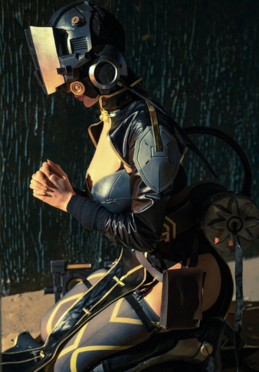 cosplay# 上身钢铁铠甲,下身性感奔放,两种截然不同的风格汇聚荷光 