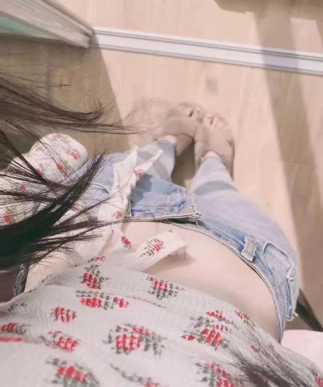 他说不跟低头看到脚尖的人谈恋爱是什么意思?