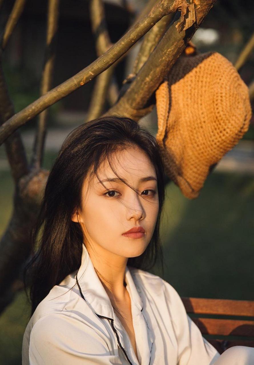 吴佳怡身穿休闲睡衣,户外树上木椅子上慵懒风写真图集