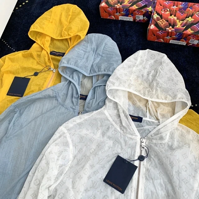 今日分享:lv防晒衣没啥好说的,绝对的人气款式,三个色我都自留了,因为