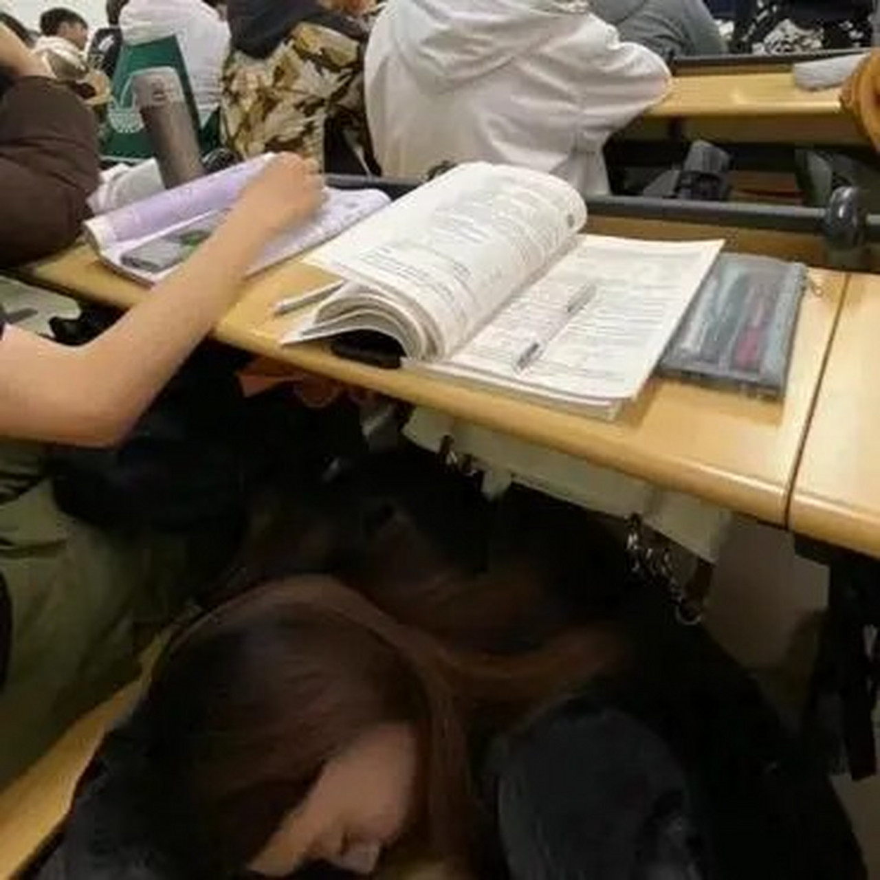 女同学上课睡觉,昨晚她经历了什么?