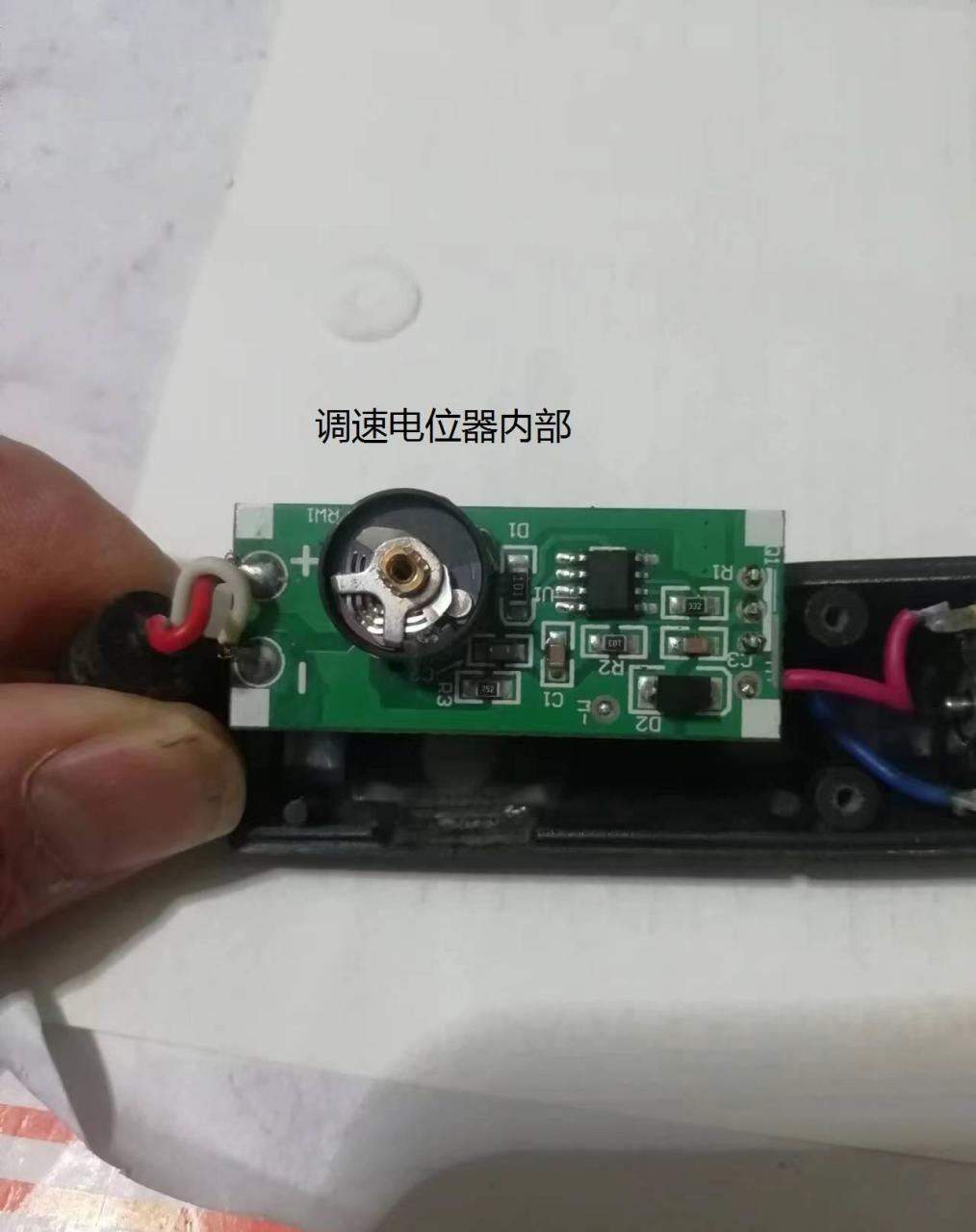 它用一个电源输出直流18v给电磨供电,电磨里面有个调速电路板,驱动一