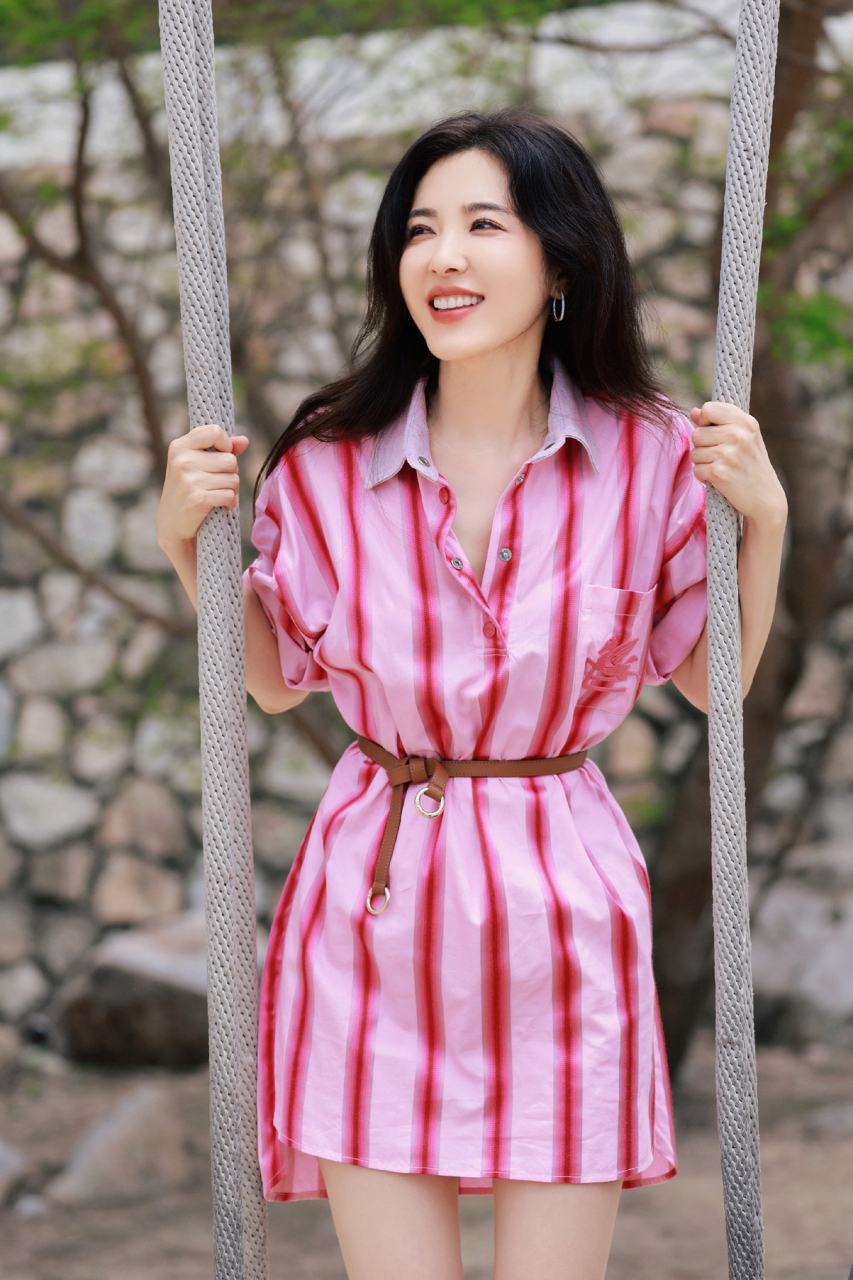 曾黎玫红色条纹长裙随拍,曾黎晒海边背影随拍祝大家立夏快乐,身穿一袭