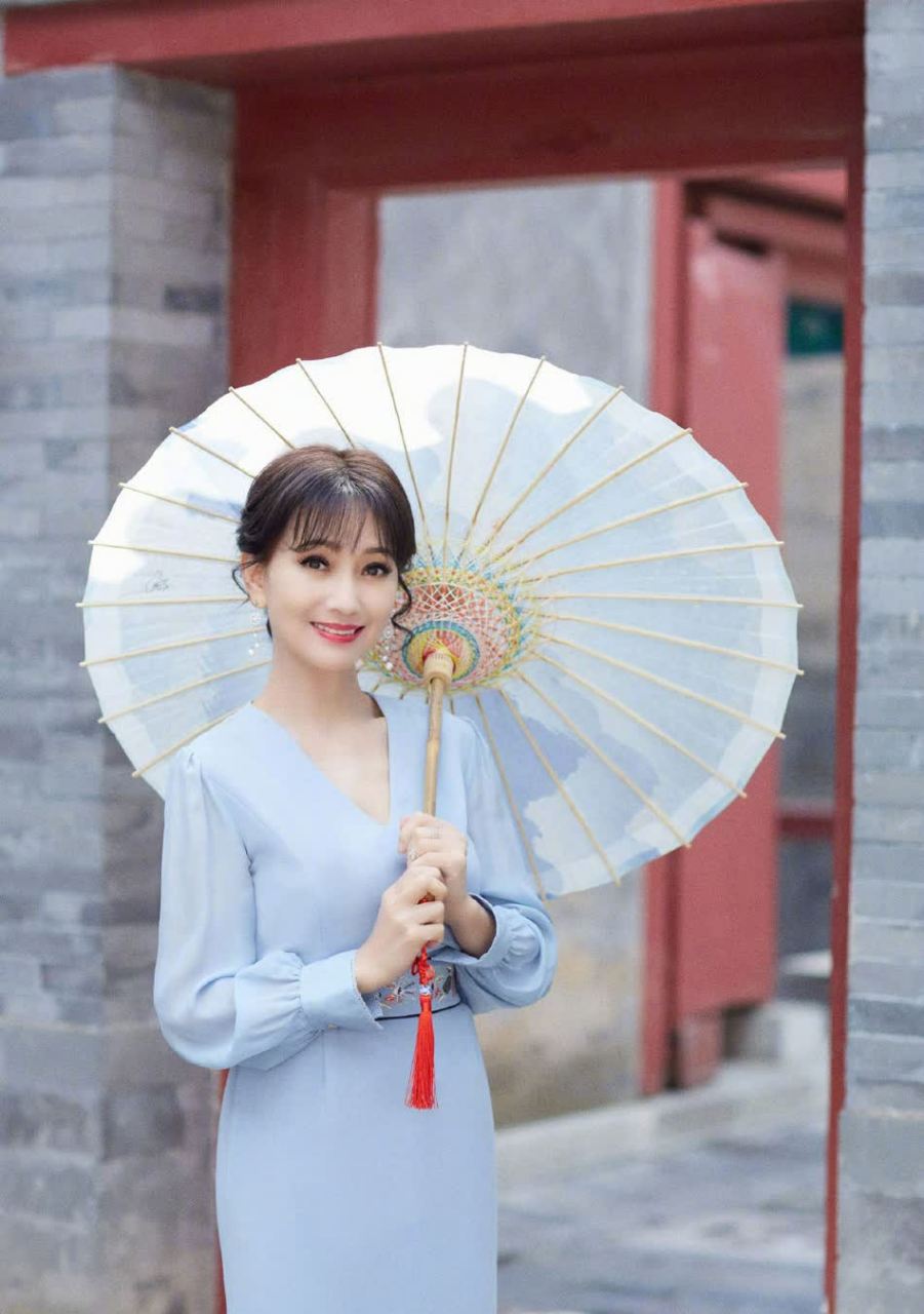梦回白娘子!  !  10月19日晚,赵雅芝分享了她的最新照片.