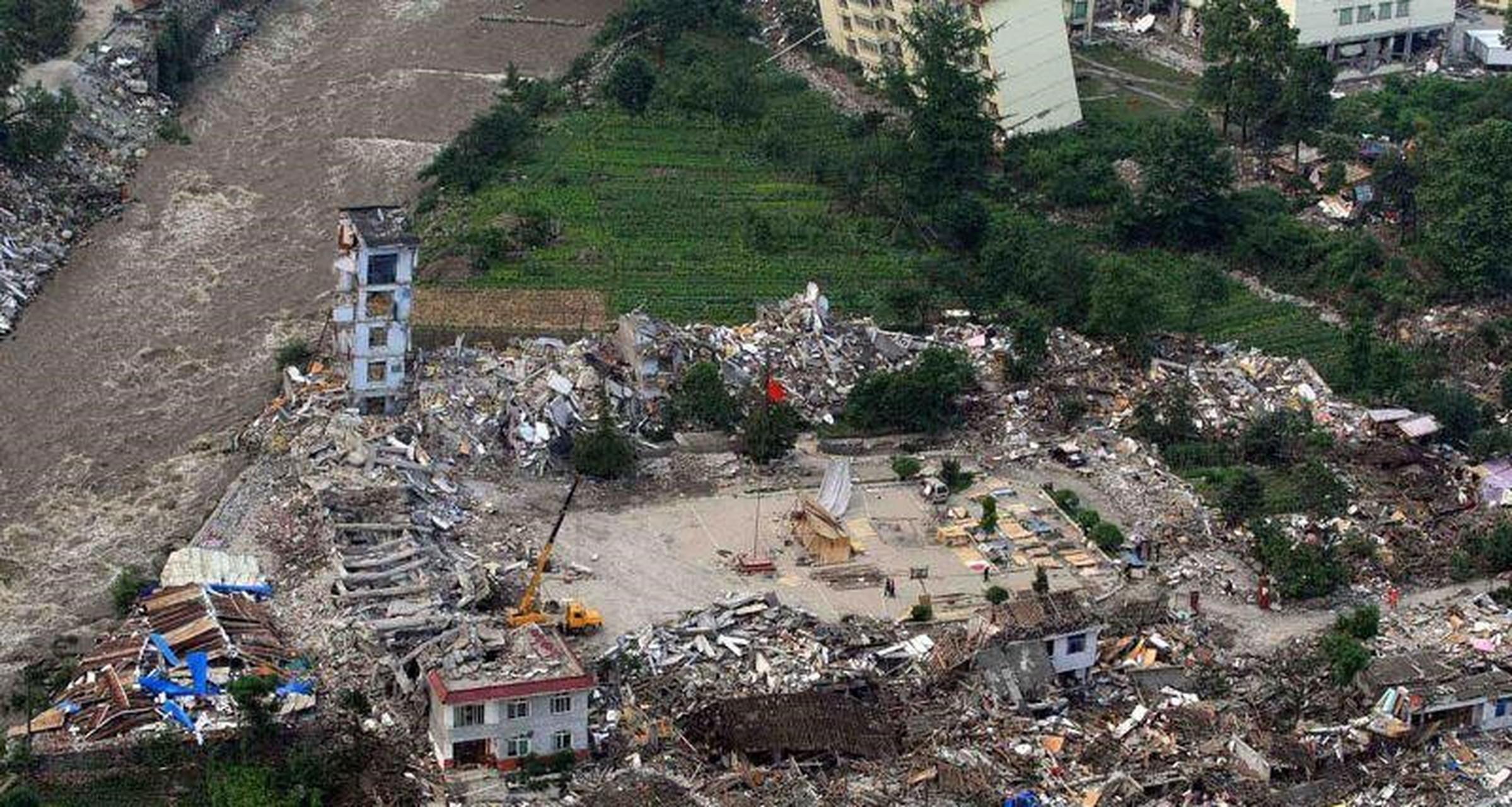 2008年5月19日,北京天安门广场上的民众为地震遇难者默哀,一位来自