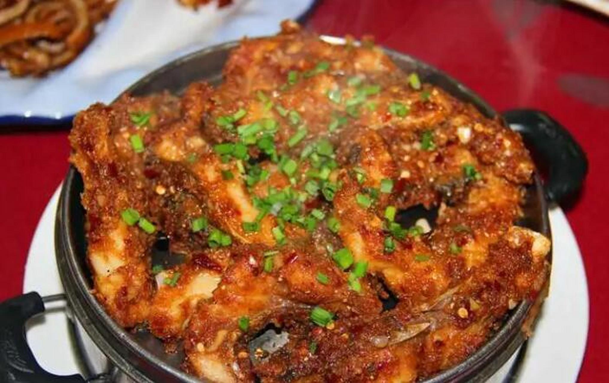 石梯蒸鱼是四川达州当地特色菜,石梯是个地名,蒸鱼很有特色,鲜活的鱼