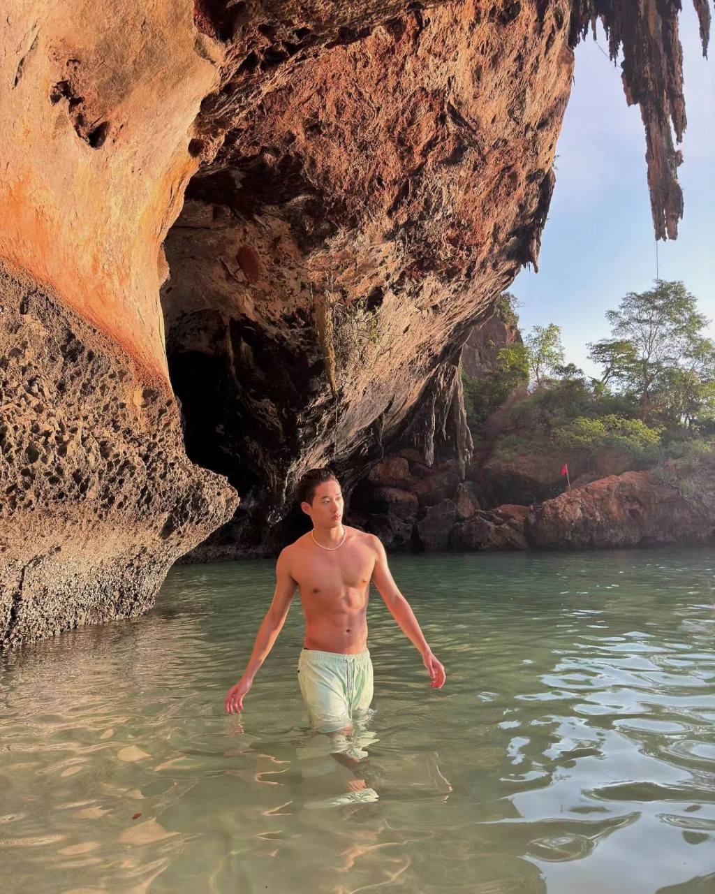 泰国当红小鲜肉est,是演员也是游泳运动员.