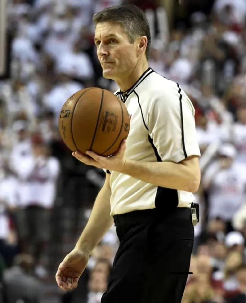 当年毁掉火箭总冠军的裁判正是此人: 身穿48号球衣的斯科特·福斯特