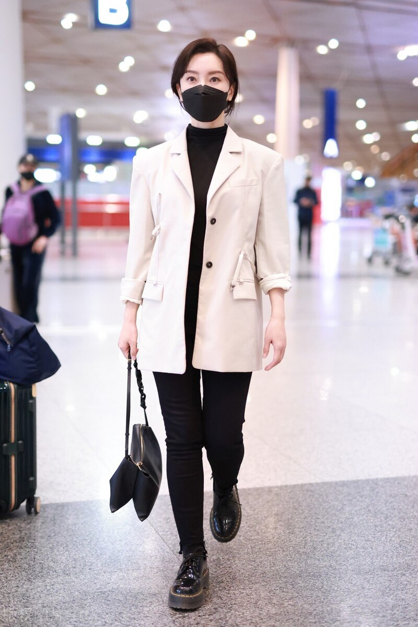 陈数机场街拍,米色西装 高领打底衫 休闲裤干练气质!